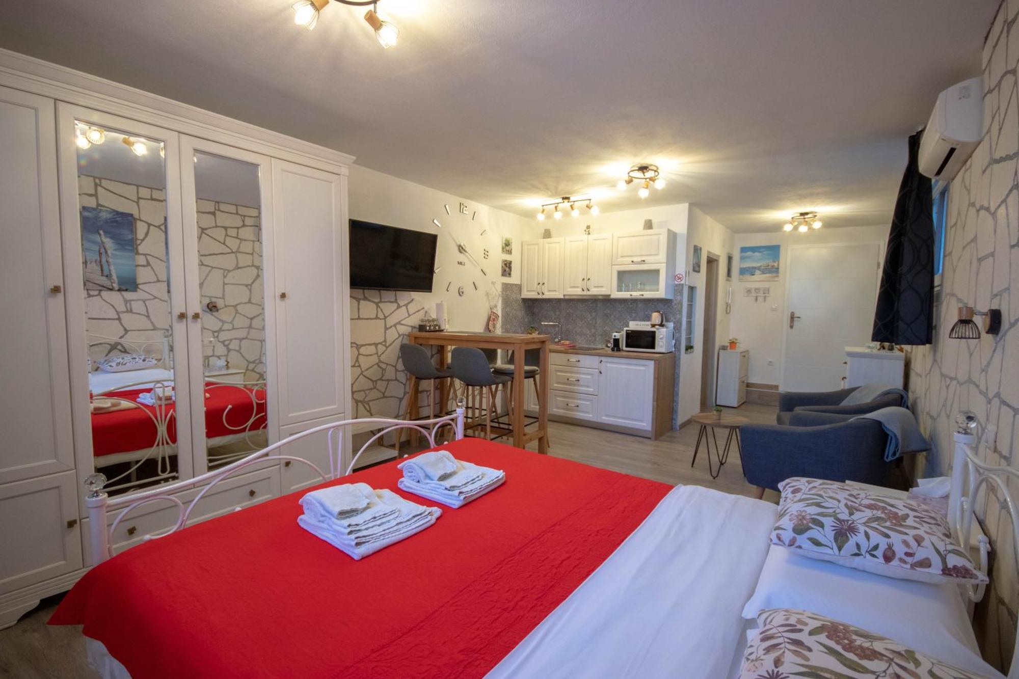 A&D Apartments Ровин Екстериор снимка