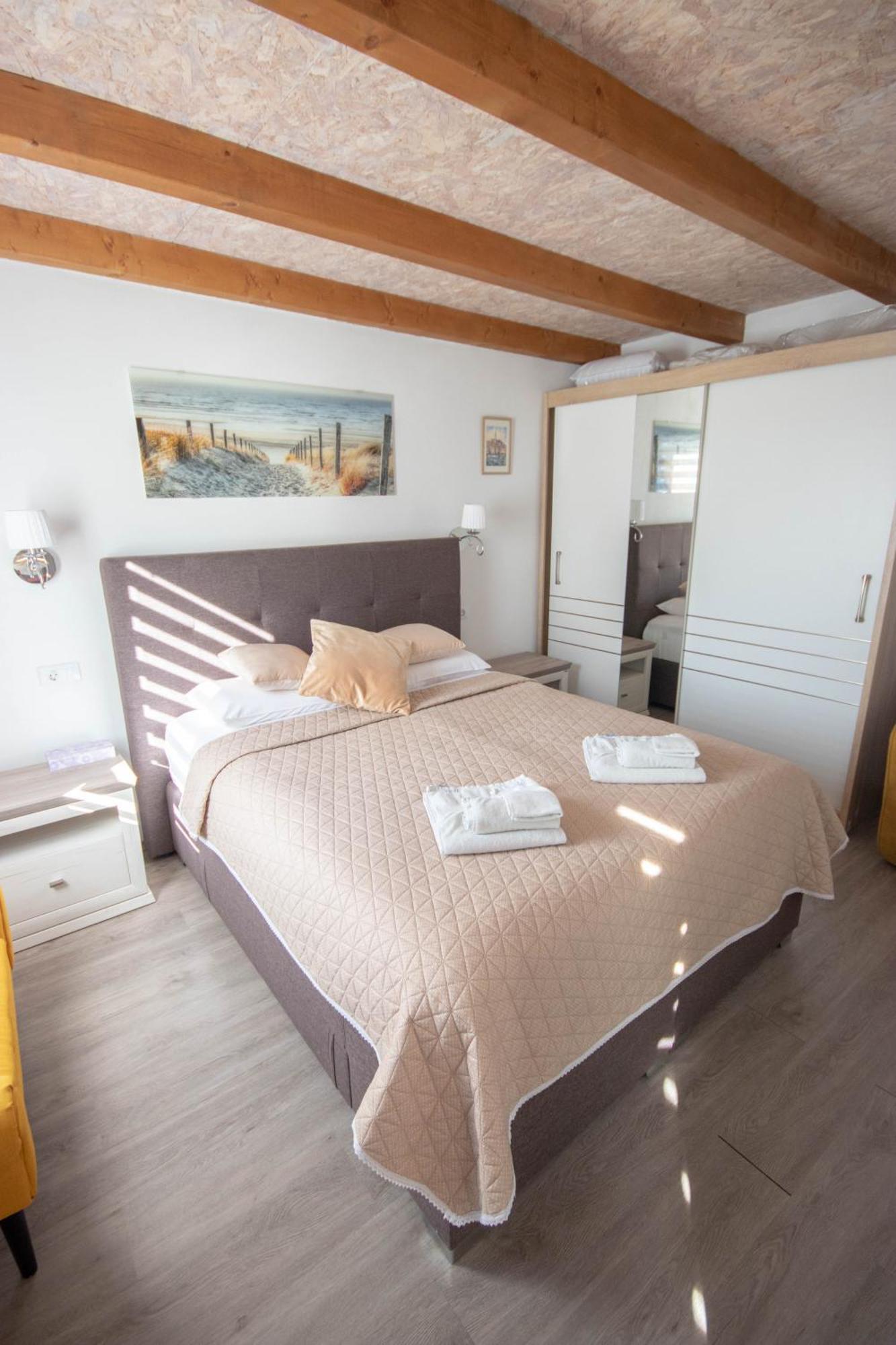 A&D Apartments Ровин Екстериор снимка